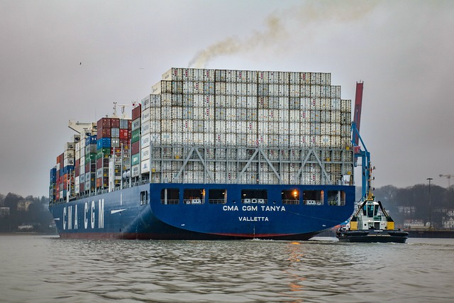 loď s kontejnery